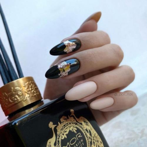 Еще один вариант черного маникюра - это глянцевый лак. 03