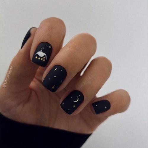 Еще один вариант черного маникюра - это глянцевый лак. 01