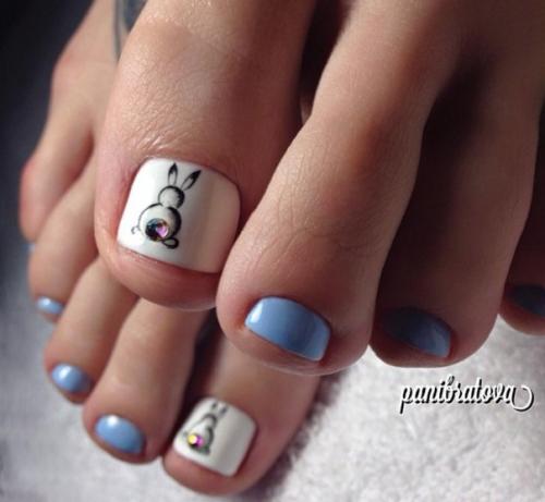 Идеи нежно голубого педикюра. 04