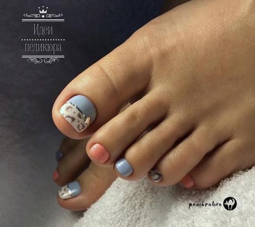 Идеи нежно голубого педикюра. 05
