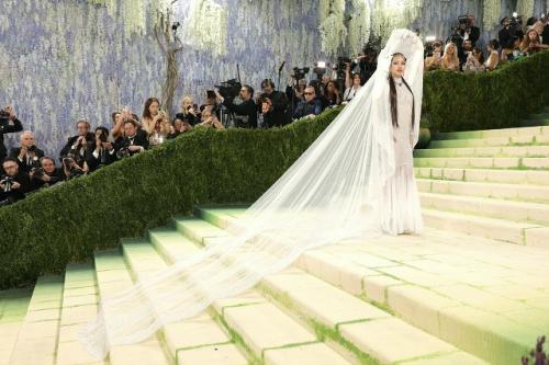 050526: детали образа лисы из Blackpink на Met Gala. 03