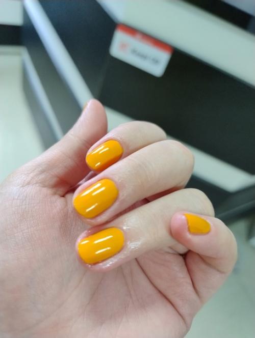 Сделала обрезной маникюр и решила накрасить ногти нашим лаком. 01