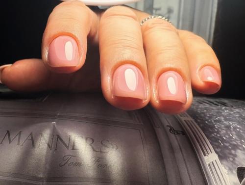 Нюдовый маникюр - это стильный и универсальный вариант, который подходит для любого случая. 01