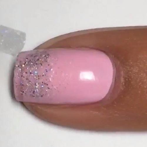 Нежный маникюр с блестками? 02