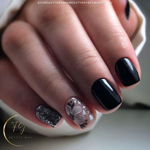 Маникюр в черном цвете, на короткие ногти. 03