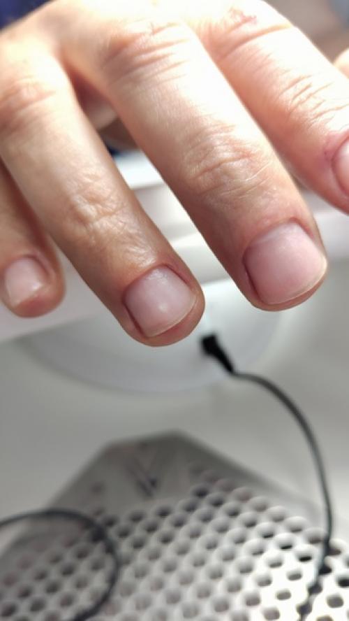 Мужчинам нужно регулярно делать маникюр, чтобы избежать неухоженности, сухости и непривлекательности рук. 01