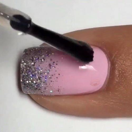 Нежный маникюр с блестками? 04