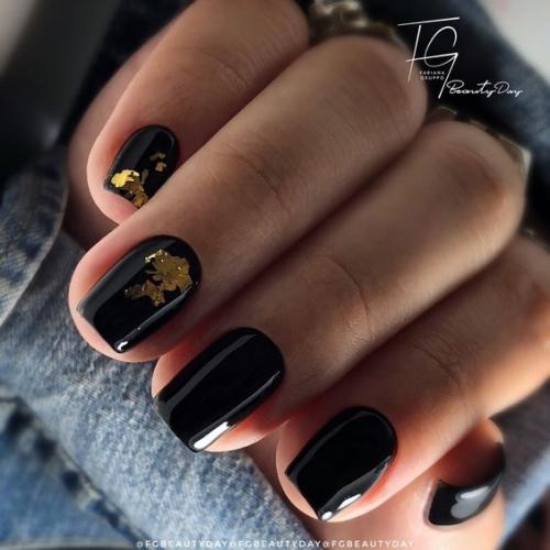 Маникюр в черном цвете, на короткие ногти. 01