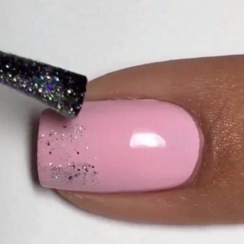 Нежный маникюр с блестками? 01