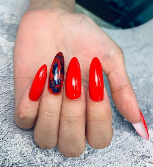 Маникюр красный с чёрным - классика, который из моды никогда не уходит. 02