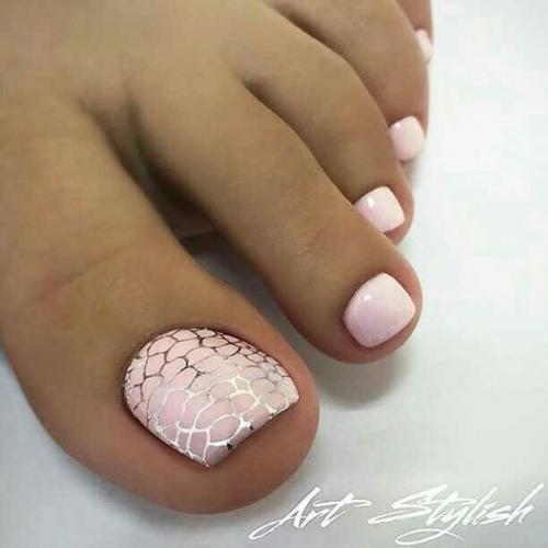 Современный педикюр включает не только работу с дизайном ногтей, но и со всей ступней. 02