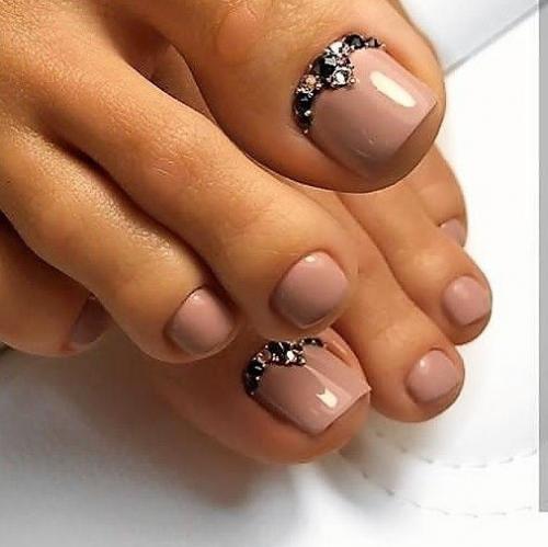 Современный педикюр включает не только работу с дизайном ногтей, но и со всей ступней. 04