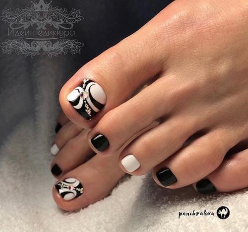 Подборка педикюра в чёрно-белом цвете. 01