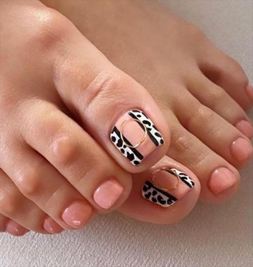 Современный педикюр включает не только работу с дизайном ногтей, но и со всей ступней. 06