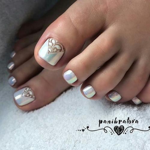 Современный педикюр включает не только работу с дизайном ногтей, но и со всей ступней. 05