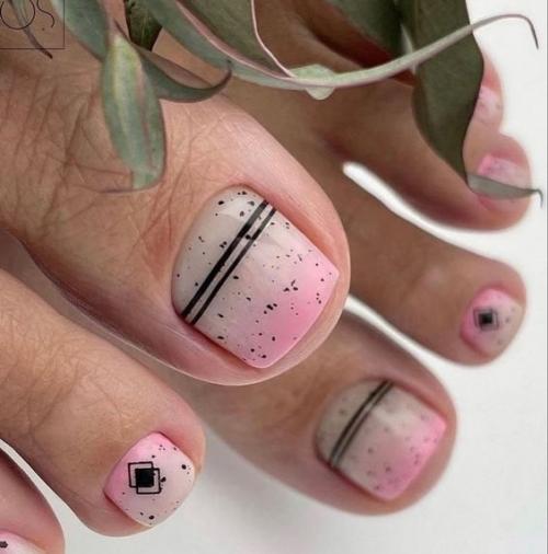 Современный педикюр включает не только работу с дизайном ногтей, но и со всей ступней. 07