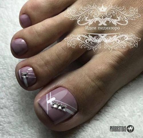 Современный педикюр включает не только работу с дизайном ногтей, но и со всей ступней. 08