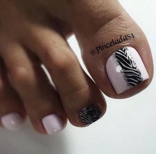 Современный педикюр включает не только работу с дизайном ногтей, но и со всей ступней. 01