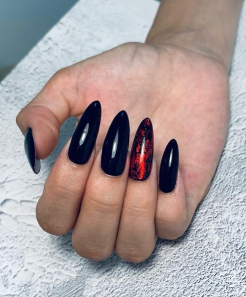 Маникюр красный с чёрным - классика, который из моды никогда не уходит. 03