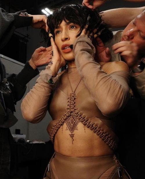 В создании мехенди для шведской певицы марокканского происхождения Лорин, участвовали два мастера мехенди. 01