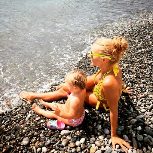 Женщина с пеленок: Татьяна навка отвела 2-летнюю дочь на маникюр. 02