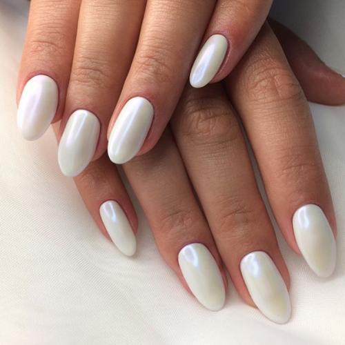 Белый - не менее универсален, чем черный, а в отношении маникюра даже более предпочтителен. 02