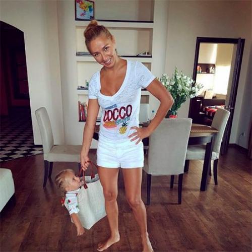 Женщина с пеленок: Татьяна навка отвела 2-летнюю дочь на маникюр. 03