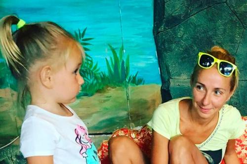 Женщина с пеленок: Татьяна навка отвела 2-летнюю дочь на маникюр. 01