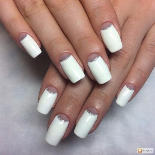 Белый - не менее универсален, чем черный, а в отношении маникюра даже более предпочтителен. 03