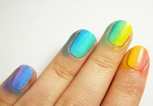 Радужный маникюр.  1. прежде всего нанесите базовое покрытие лаком белого цвета на все ногти и дайте ему полностью высохнуть. 02