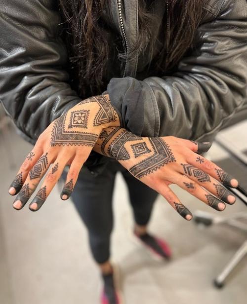 В создании мехенди для шведской певицы марокканского происхождения Лорин, участвовали два мастера мехенди. 03