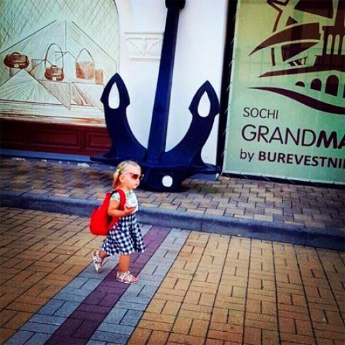 Женщина с пеленок: Татьяна навка отвела 2-летнюю дочь на маникюр. 04