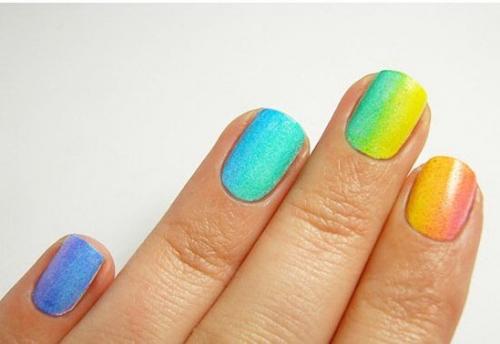 Радужный маникюр.  1. прежде всего нанесите базовое покрытие лаком белого цвета на все ногти и дайте ему полностью высохнуть. 03