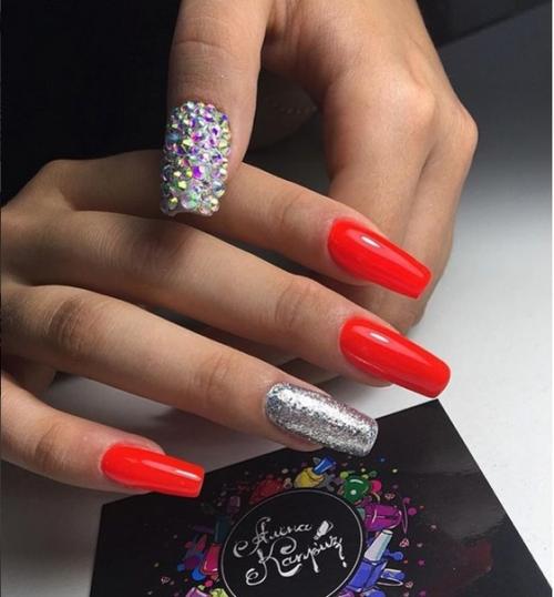 Красный маникюр со стразами. 06