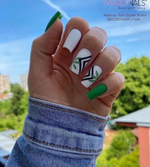 В Балаково неизвестные похитили женщину, затолкав ее в собственную машину. 08