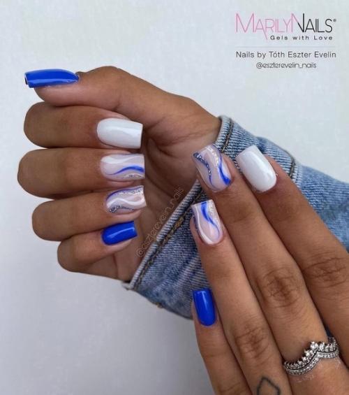 В Балаково неизвестные похитили женщину, затолкав ее в собственную машину. 05