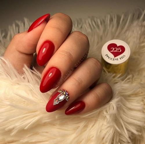 Красный маникюр со стразами. 03