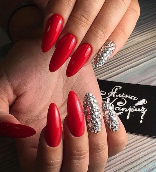 Красный маникюр со стразами. 05