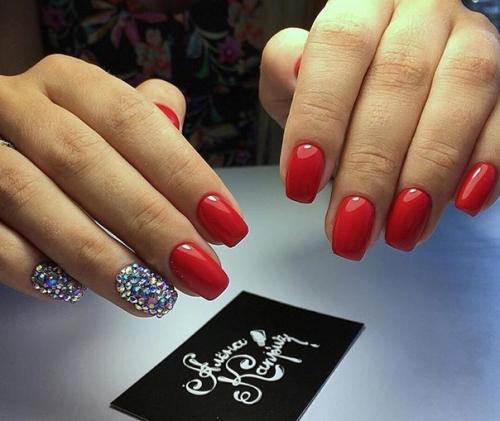 Красный маникюр со стразами. 04