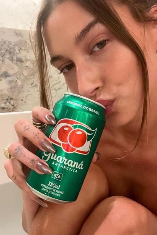 Хейли создала новый тренд на осенний маникюр, опубликовав фото, на котором у неё не просто Глазированные ногти, а вдобавок ещё и шоколадные. 01