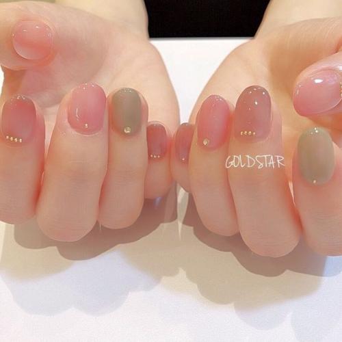 Ох, эта любовь корейских девушек к полупрозрачному маникюру. 04