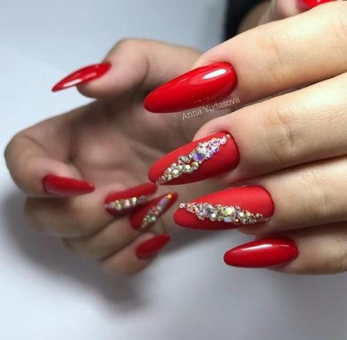 Красный маникюр со стразами. 08