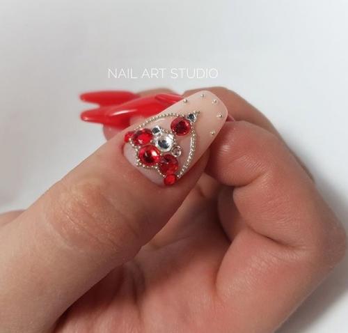 Красный маникюр со стразами. 09