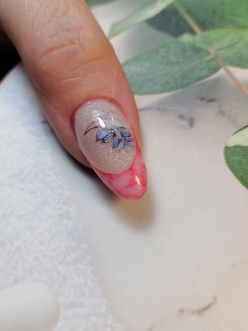 Только у мастера по маникюру может быть на руке две - три разных формы ногтей, и та же история с дизайнами. 01