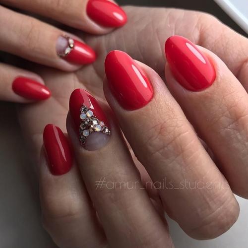 Красный маникюр со стразами. 01