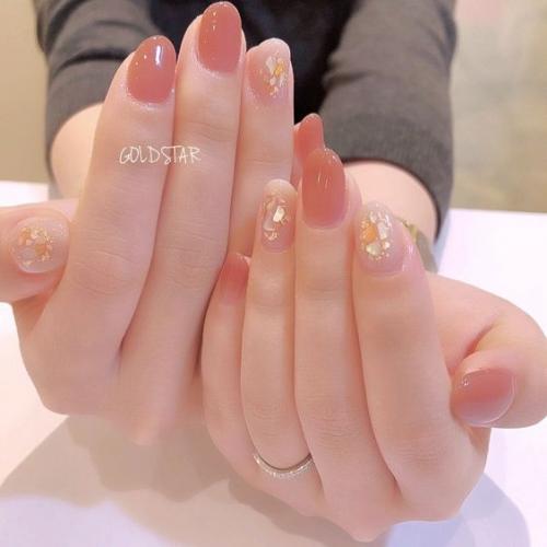 Ох, эта любовь корейских девушек к полупрозрачному маникюру. 02