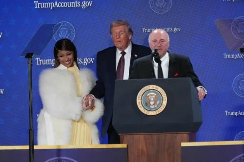 Трамп задумался о смене маникюра, а вдохновила его рэперша Ники минаж. 02