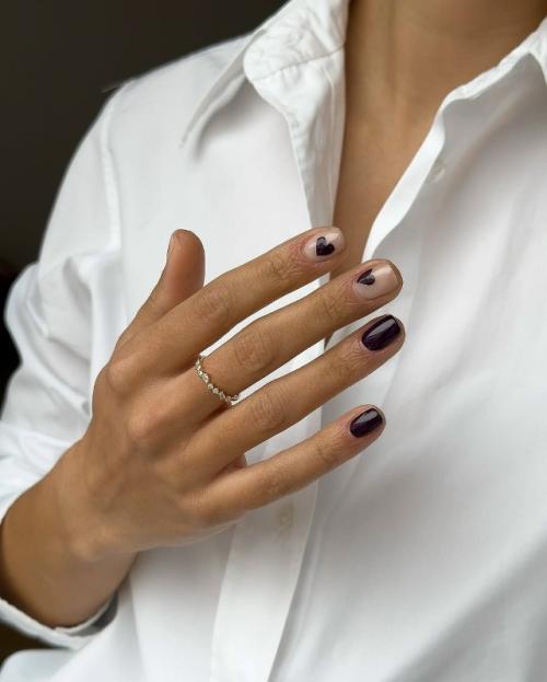 Нюдовые ногти с маленькими акцентами - сердечки, линии, блёстки, цветочки - выглядят так, будто это не маникюр, а настроение.  