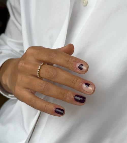 Нюдовые ногти с маленькими акцентами - сердечки, линии, блёстки, цветочки - выглядят так, будто это не маникюр, а настроение. 04