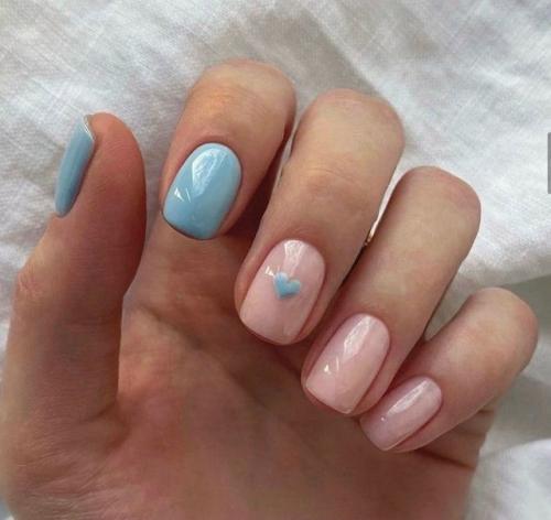 Нюдовые ногти с маленькими акцентами - сердечки, линии, блёстки, цветочки - выглядят так, будто это не маникюр, а настроение. 02